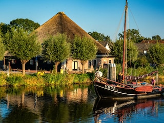 Strohdachhaus am Kanal