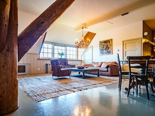 Heller Wohnbereich mit Holzbalken