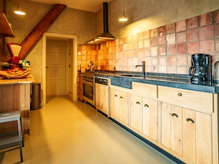 Voll ausgestattete Küche mit Essbereich