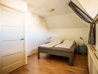 Schlafzimmer mit Doppelbett und Tageslicht