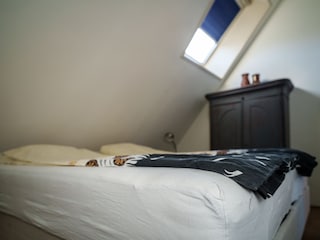 Kompaktes Schlafzimmer mit Oberlicht