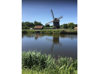 Malerischer Seeblick mit Windmühle
