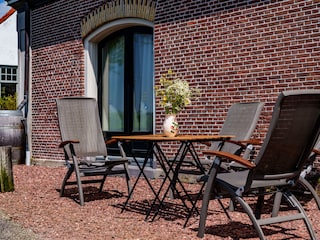 Gemütliche Terrasse mit Gartenmöbeln