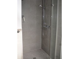 mit  geräumiger bodentiefer Dusche