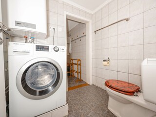 WC und Waschmaschine im Vorraum zum Badezimmer