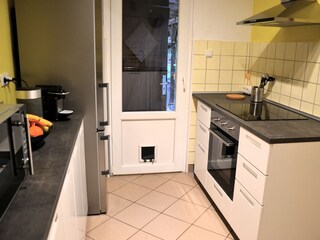 Küche mit extra-geräumigem Kühlschrank