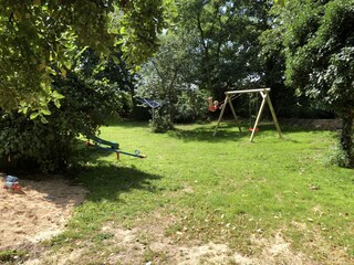 Garten mit Sandkiste und Schaukel