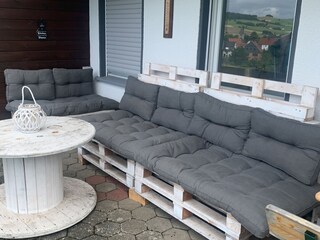 Gemütliche Palettenmöbel auf der Terrasse