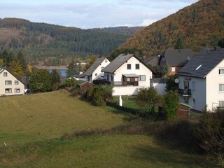 Blick auf das Haus und den See