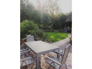Terrasse am Haus mit Blick in den Garten