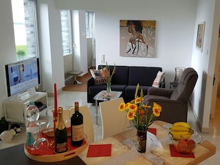 Wohnzimmer mit Blick ins Schlafzimmer