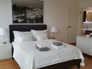 Schlafzimmer mit  modernem Boxspringbett