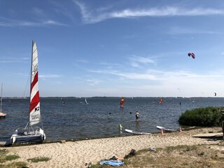 Nur 500m bis zur Surf und Kite-Surf Schule in Dranske