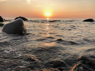 Sonnenuntergang über dem Meer auf Rügen nur in Dranske