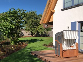 Westterrasse mit Blick in den Garten