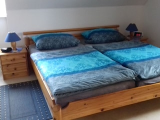 Schlafzimmer mit Doppelbett