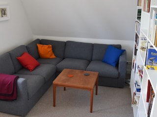 Wohnzimmer mit kleiner Bibliothek und Fernsehe