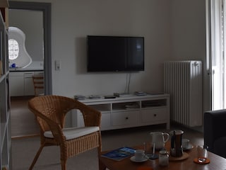 Wohnzimmer mit kleiner Bibliothek und Fernseher
