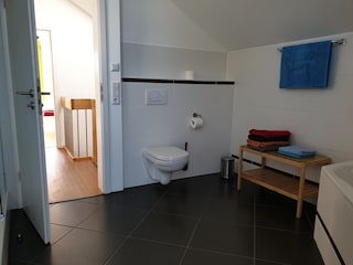 Bad 1 mit Badewanne & Dusche im OG (renoviert 2021)