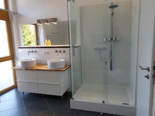 Bad 1 mit Badewanne & Dusche im OG (renoviert 2021)