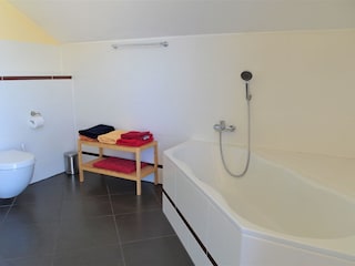 Bad 1 mit Badewanne & Dusche im OG (renoviert 2021)
