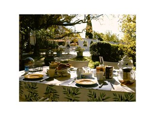 Lunch mit Sicht auf dem Pool