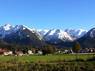 Blick von der Wohnung über die Wiesen auf Oberstdorf