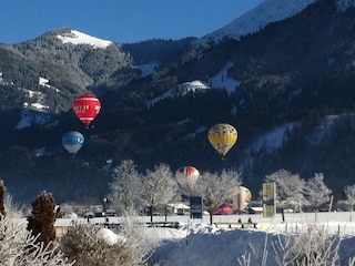 Blick von der Terrasse auf Ballonfestival