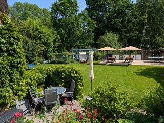 Terrasse FeWo 6, Garten und große Gästeterrasse