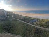 Links CasaMare Appartementen, rechts Strand und Meer