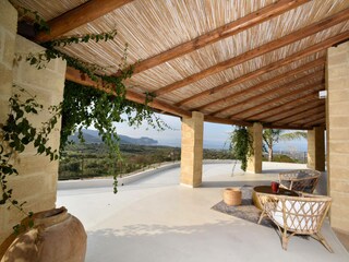 Überdachte Terrasse mit Meerblick