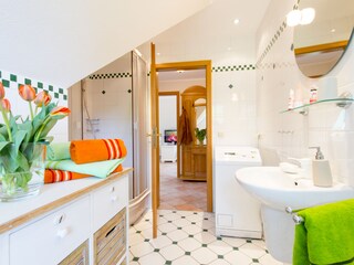 Bad mit Dusche & Waschmaschine(Miele)
