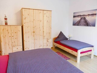 Schlafzimmer mit Doppebett und Einzelbett