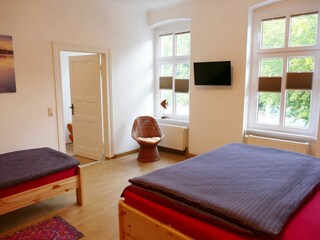 Schlafzimmer mit Doppebett und Einzelbett