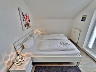Schlafzimmer mit zusätzlichem Flachbild-TV