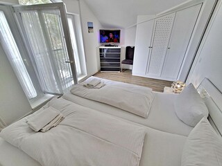 Schlafzimmer mit zusätzlichem Flachbild-TV