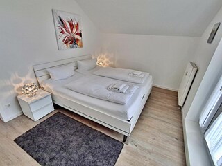 Schlafzimmer mit zusätzlichem Flachbild-TV