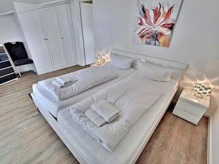 Schlafzimmer mit zusätzlichem Flachbild-TV