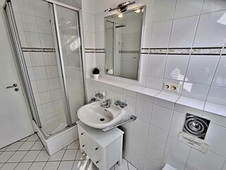 Tageslicht-Bad mit DU/WC