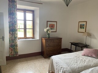 Bedroom with two beds and view to the garden