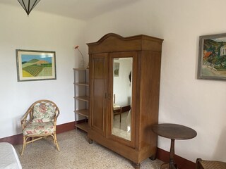 Bedroom with two beds and view to the garden