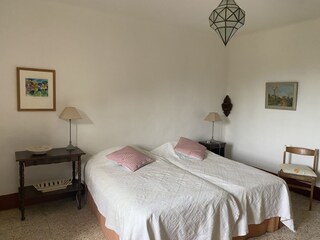 Bedroom with two beds and view to the garden