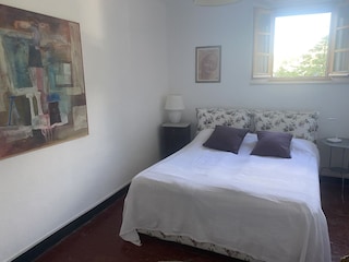 Schlafzimmer mit Queensize Bett