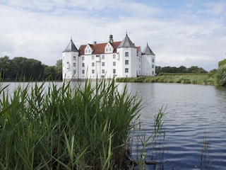 Das Wasserschloss Glücksburg ist nur 15 km entfernt