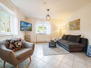 Wohnbereich mit Schlafcouch (140 x 200 cm) und Smart-TV