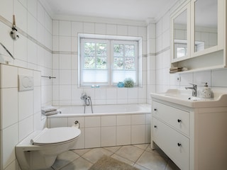 Bad mit Fußbodenheizung, WC, Dusche, Waschbecken