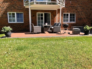 Sonnenterrasse mit Garten