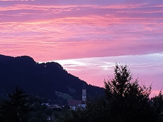 Blick von der Dachgaube auf St.  Nicolaus in Pfronten