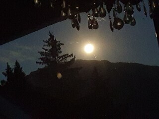 Blick vom Wohnraumsofa bei Vollmond auf den Breitenberg