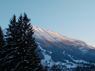 Blick von der Loggia im Winter auf den Breitenberg